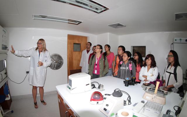 students-in-biosecurity-lab_flor_pujol_640x400.jpg