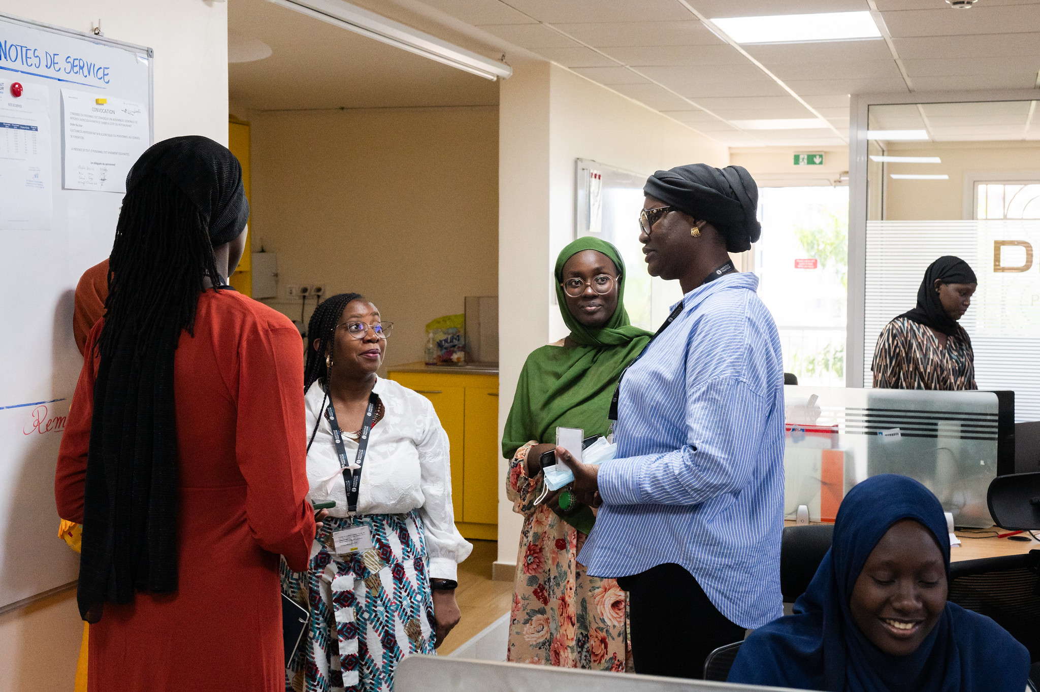 Group discussions at the Virology department of the Institut Pasteur de Dakar. Centre, standing, virologist Ndeye Sakha Bob. (Photo: G.Ortolani/TWAS).