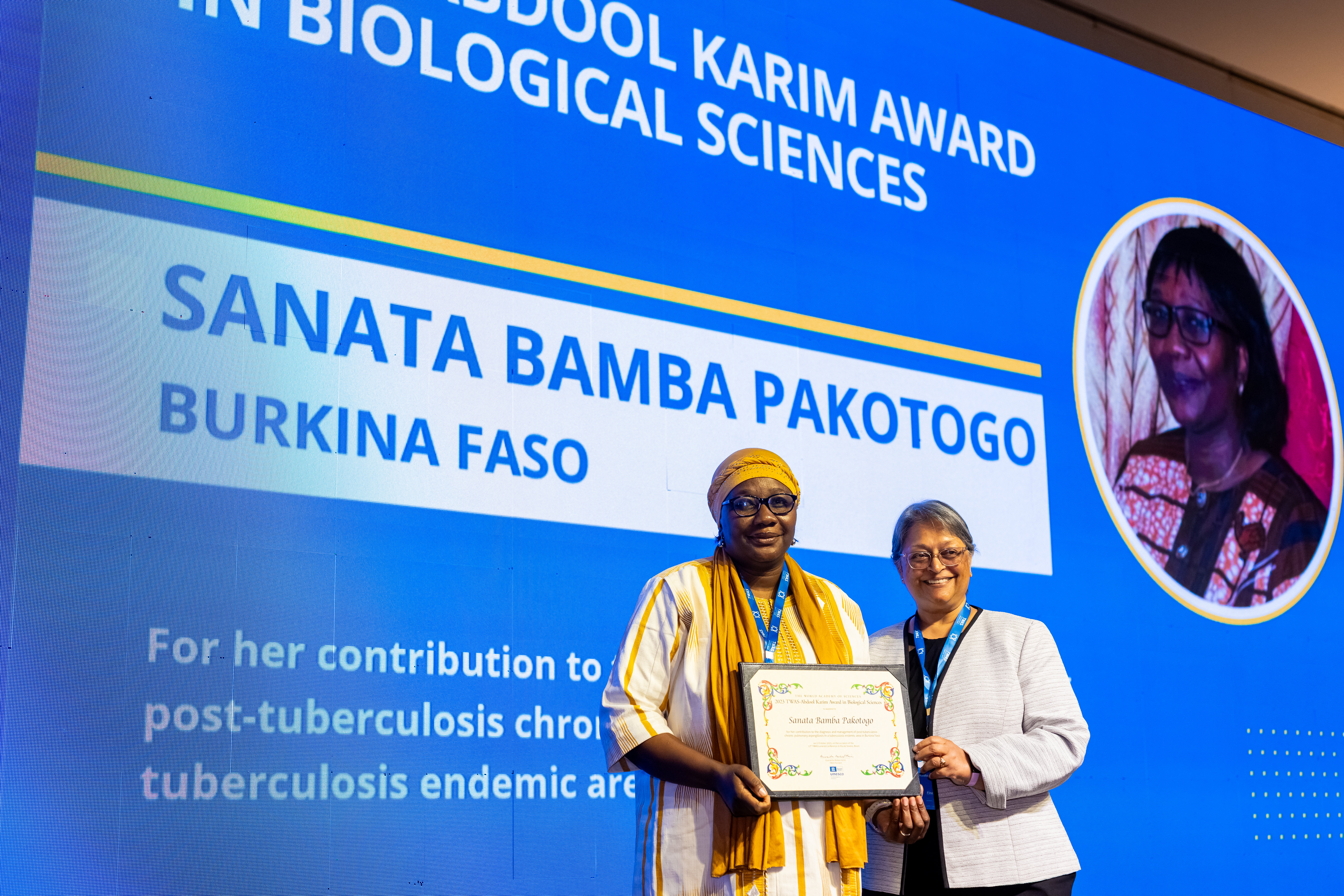 Sanata BAMBA PAKOTOGO, and Quarraisha ABDOOL KARIM, TWAS President, during the Award ceremony in Brazil, in 2005. (Photo: Mario Marques) 