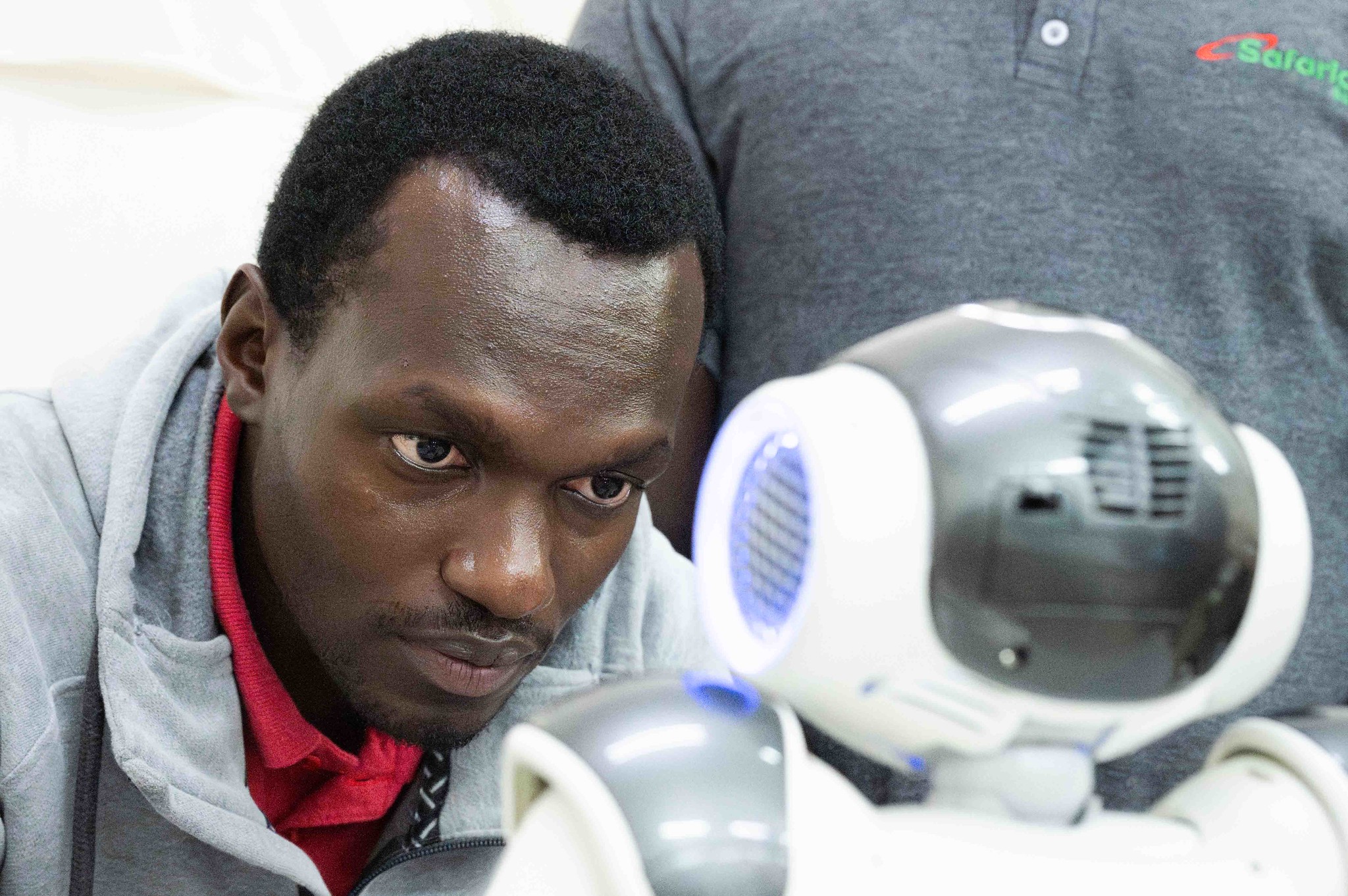 A student and a robot at JKUAT’s Social Robotics Lab. Established thanks to a SG-NAPI grantee and led by Eunice Njeri, the lab focuses on developing robots capable of interacting with people.