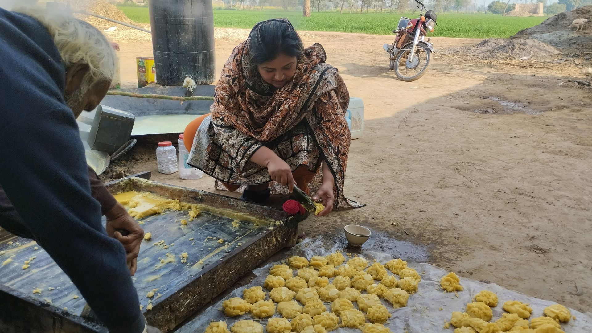 Nudrat Aisha Akram helps preparing the fresh traditional South-Asian sweetner gurr