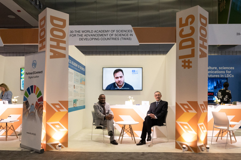 Prof Murenzi (left) and Xing Qu, UNESCO Deputy Director General, at the TWAS booth (photo: G. Ortolani/TWAS)