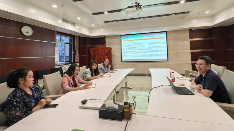 ICCES director Zhaohui Lin with Climate women