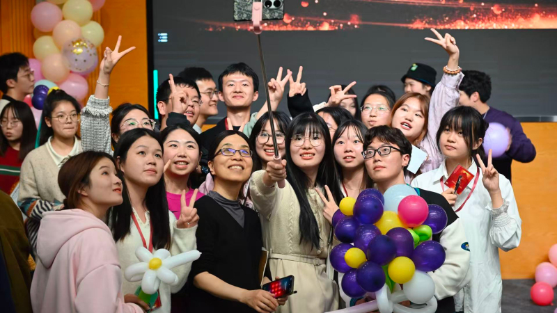 Yaohui Zhao, Siwei Cheng awardee with students