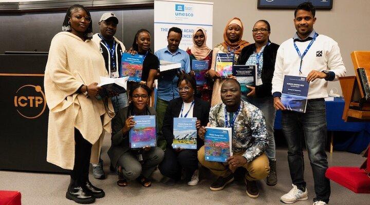 Participants in the Joint Climate Science Network, Mentorship and Capacity Growth workshop, with IPCC reports. (Photo: G. Ortolani/TWAS)